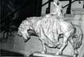 statue �questre de femme � coiffe et longue robe / Inconnu