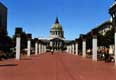 Allée rouge et monument / USA, San Francisco