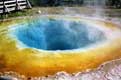 Beauty pool geyser aux couleurs bleu et jaune / USA, Wyoming, Yellowstone