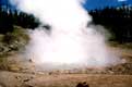 Geyser fumant et bouillonnant