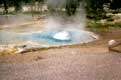 Geyser se réveillant dans un hot spring