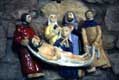 Statuettes peintes du Christ sur son linceul entouré de femmes et disciples