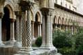 Superbes colonnes sculptées ou recouvertes de mosaïques du Cloître de Monreale / Italie, Monreale