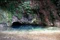 Source sort d'une grotte souterraine