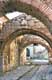 Arches plein cintre romanes en briques / Grece