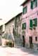 Charette devant escalier et maison rose / Italie, Sperlonga