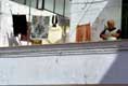 linge qui s�che � la terrasse et femme �pluchant les l�gumes / inconnu