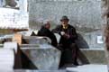 Vieux couple discutant sur un banc