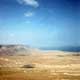 Côte désertique et montagnes face à la mer / Israel