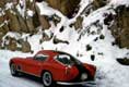 Ferrari 250 GT trois-quart arriÃ¨re sur route enneigÃ©e / Italie