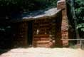 Baraque de bois aux ustensiles pendus et cheminée extérieure / USA, Virginie, Smokey Mountains, Blue Ridge Parkway, Shenandoah national park